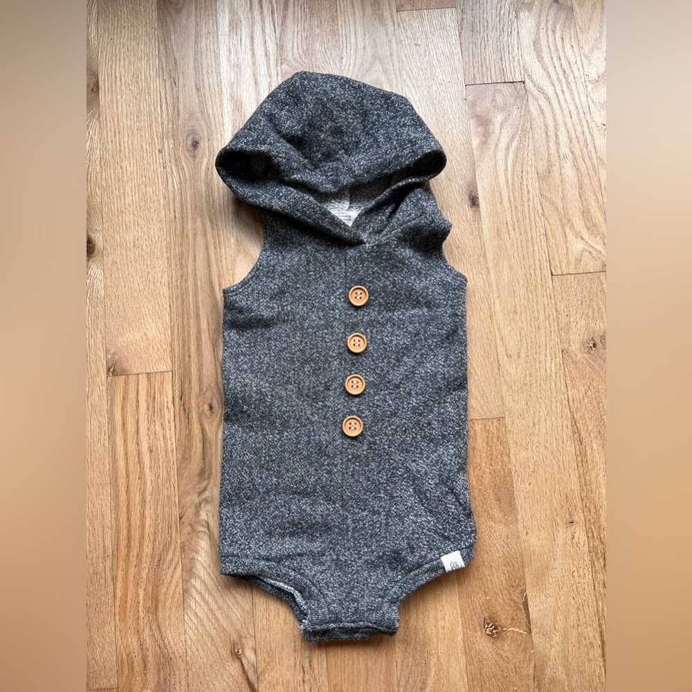 Lulu and roo hooded sleeveless bodysuit size 0/3m
